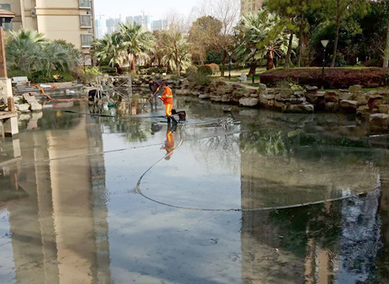 满洲里景观池淤泥清理