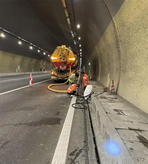 满洲里隧道排水渠清淤